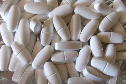 osteoporose ist eine erkrankung, die die knochendichte reduziert und das risiko von knochenbrüchen erhöht. erfahren sie mehr über ursachen, symptome und behandlungsmöglichkeiten.